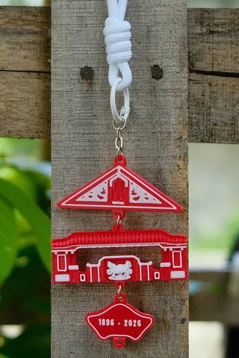 Thẻ Khoá Truyền Nối treo trên hàng rào gỗ